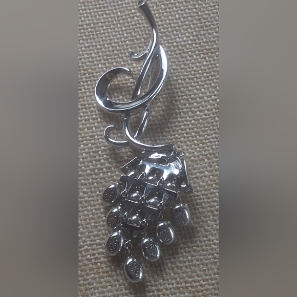 Trifari Alfred Phillipe Pat. 160,967   Dangle Grape Cluster Brooch 1950 - Picture 9 of 12